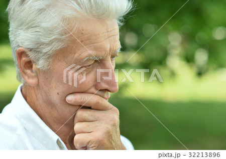 Portrait of senoir man 32213896