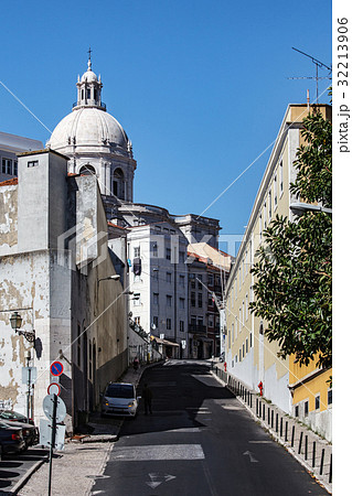 Old Lisbon street with cars 32213906