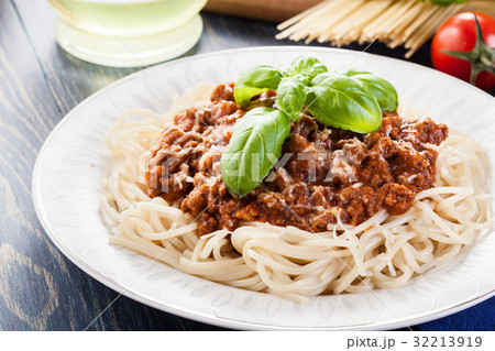 Spaghetti bolognese with cheese and basil Spaghetti bolognese with cheese and basil 32213919