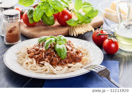 Spaghetti bolognese with cheese and basil 32213920