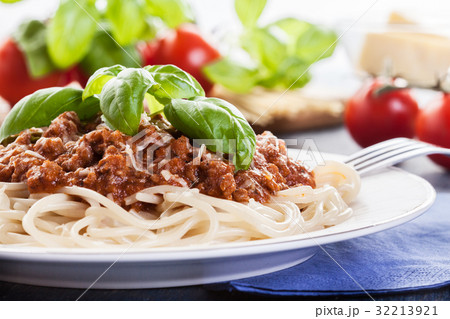 Spaghetti bolognese with cheese and basil 32213921