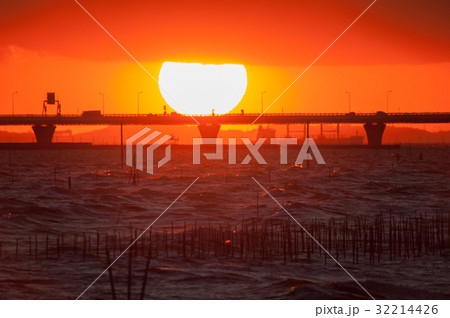 東京湾アクアラインに沈む夕日 32214426