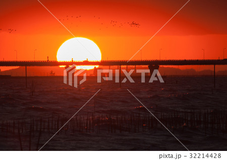 東京湾アクアラインに沈む夕日 32214428