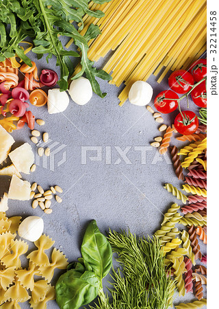 spaghetti with ingredients for cooking pasta 32214458