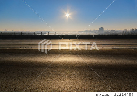 A deserted car bridge 32214484