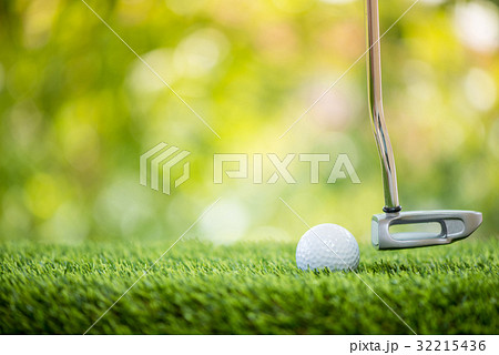 putting golf ball putting golf ball 32215436