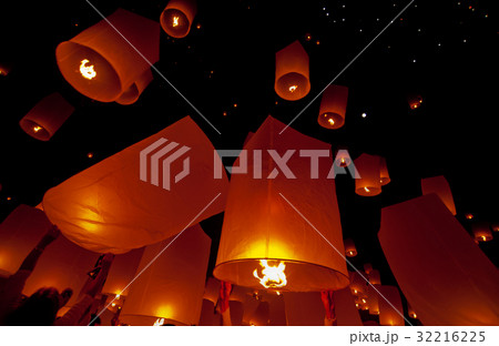 Floating lantern Yee Peng festival (Loy Krathon) Floating lantern Yee Peng festival (Loy Krathon) 32216225