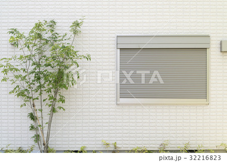 住宅の外観　防犯シャッター雨戸とクリーム色のサイディング 32216823