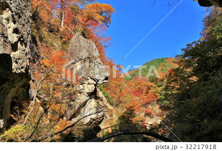 快晴の青空と紅葉川渓谷 快晴の青空と紅葉川渓谷 32217918
