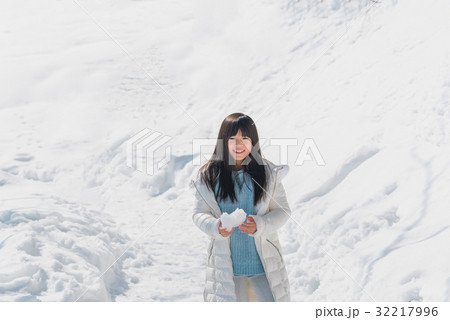 Asian girl in winter Asian girl in winter 32217996