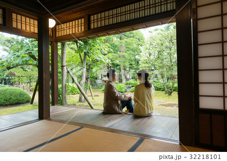 ミドル カップル 旅行 日本庭園 観光 イメージ ミドル カップル 旅行 日本庭園 観光 イメージ 32218101