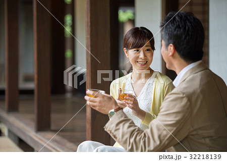 ミドル カップル 旅行 日本家屋 観光 イメージ ミドル カップル 旅行 日本家屋 観光 イメージ 32218139