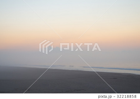 海霧と朝焼け風景 千葉県九十九里浜 32218858
