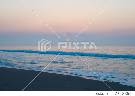 海霧と朝焼け風景 千葉県九十九里浜 32218860