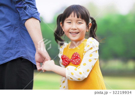 pretty girl hold father hand in the park 32219934