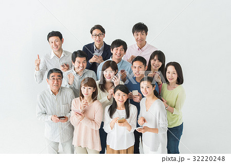 携帯電話を持つ人たち 32220248