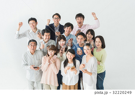 携帯電話を持つ人たち 32220249