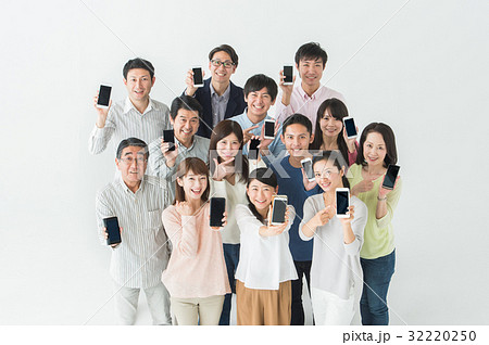 携帯電話を持つ人たち 32220250
