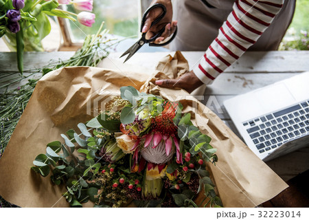 Florist Making Fresh Flowers Bouquet Arrangement Florist Making Fresh Flowers Bouquet Arrangement 32223014