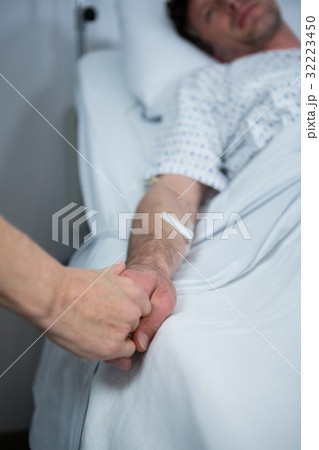 Doctor consoling a patient 32223450