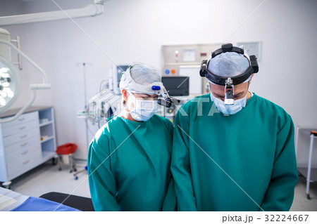 Surgeons in operation room Surgeons in operation room 32224667