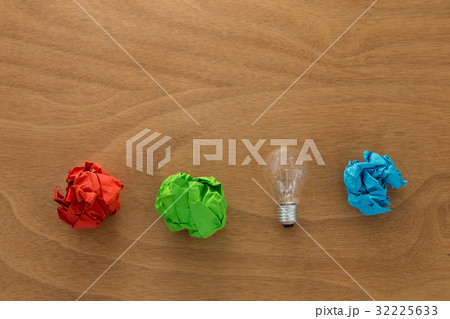 Great idea concept with crumpled colorful paper and light bulb 32225633