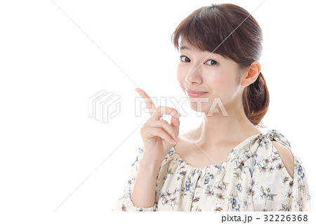 指さしポーズの女性 指さしポーズの女性 32226368
