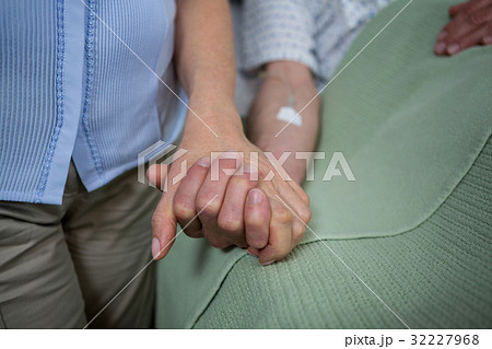 Doctor consoling a patient in hospital 32227968