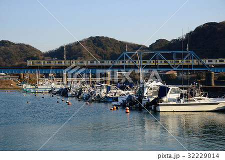 JR内房線と上総湊港 千葉県風景 富津市 船着き場 JR内房線と上総湊港 千葉県風景 富津市 船着き場 32229014