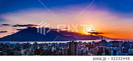 桜島・錦江湾と鹿児島の夜明けの風景 32232448