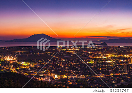 鹿児島県国分城山公園から見る国分市街地と錦江湾・桜島ジオパークの夕景 32232747