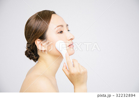 イオン導入器を使う女性 イオン導入器を使う女性 32232894