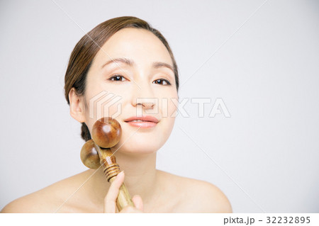 美顔ローラーを使う女性 32232895