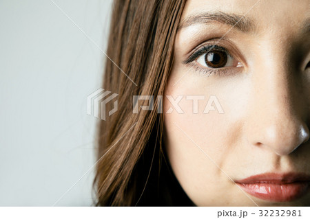 女性の顔 アップの写真素材