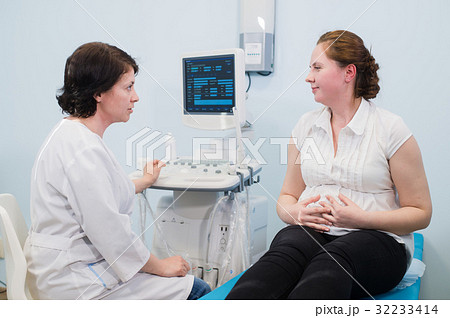 Satisfied pregnant woman having doctor's 32233414