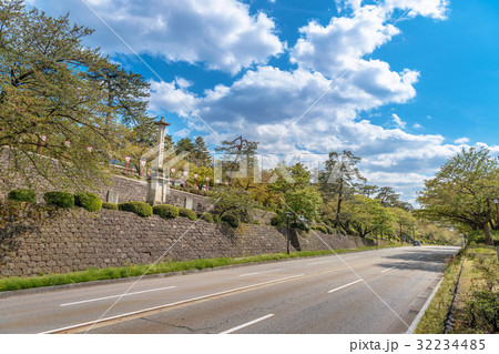 新緑の金沢城百間堀の風景 新緑の金沢城百間堀の風景 32234485