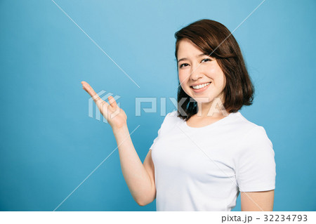 案内する女性 32234793