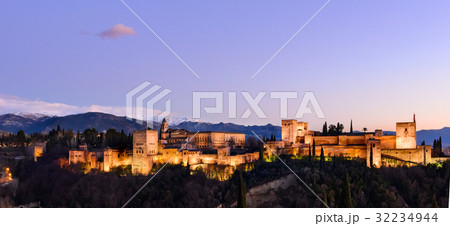 Alhambra fortress night view Alhambra fortress night view 32234944