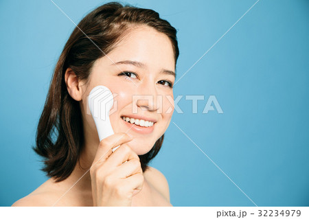 美顔器を使う女性 32234979