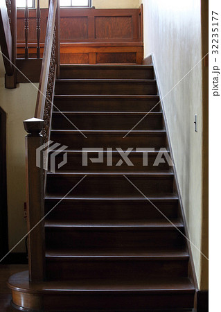 古い階段 木造建築 古い階段 木造建築 32235177