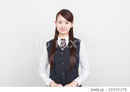 受付 制服を着た若い女性 受付 制服を着た若い女性 32235179
