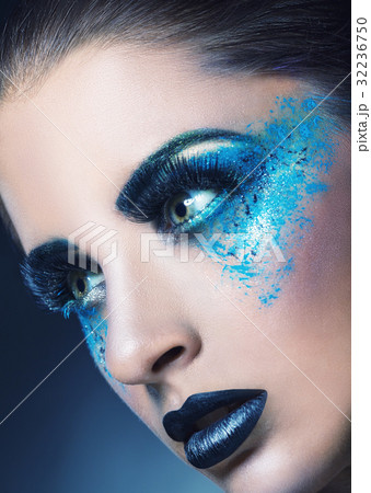 Blue makeup 32236750