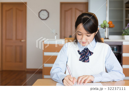 勉強をする中学生の女の子イメージ 32237111