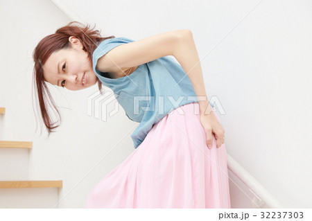 腰痛で苦しむ女性 腰痛で苦しむ女性 32237303