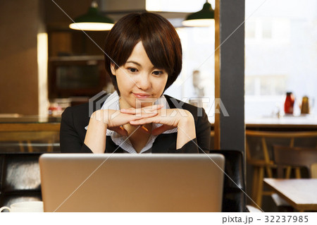 カフェ　女性　若い女性　パソコン　休憩　ビジネスウーマン　ノマド　ノマドカフェ　お客 32237985
