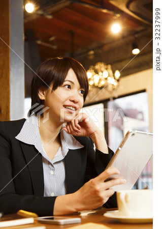 カフェ　女性　若い女性　タブレット　休憩　ビジネスウーマン　ノマド　ノマドカフェ　お客 32237999