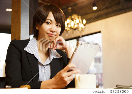 カフェ　女性　若い女性　タブレット　休憩　ビジネスウーマン　ノマド　ノマドカフェ　お客 32238000