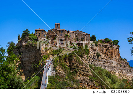 Village Civita di Bagnoregio in Italy 32238369