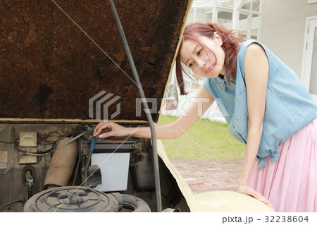 車が壊れて困っている女性 32238604