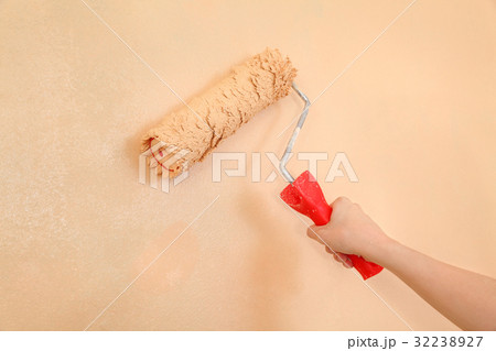 Worker hand with paintroller Worker hand with paintroller 32238927